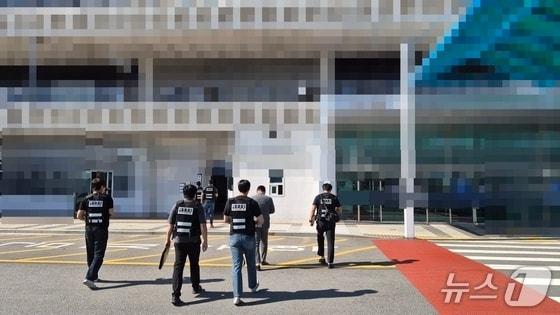 본문 이미지 - 부산해양경찰서가 압수수색을 위해 사고 관련 단체 건물에 진입하는 모습 (해경 제공. 재판매 및 DB금지)