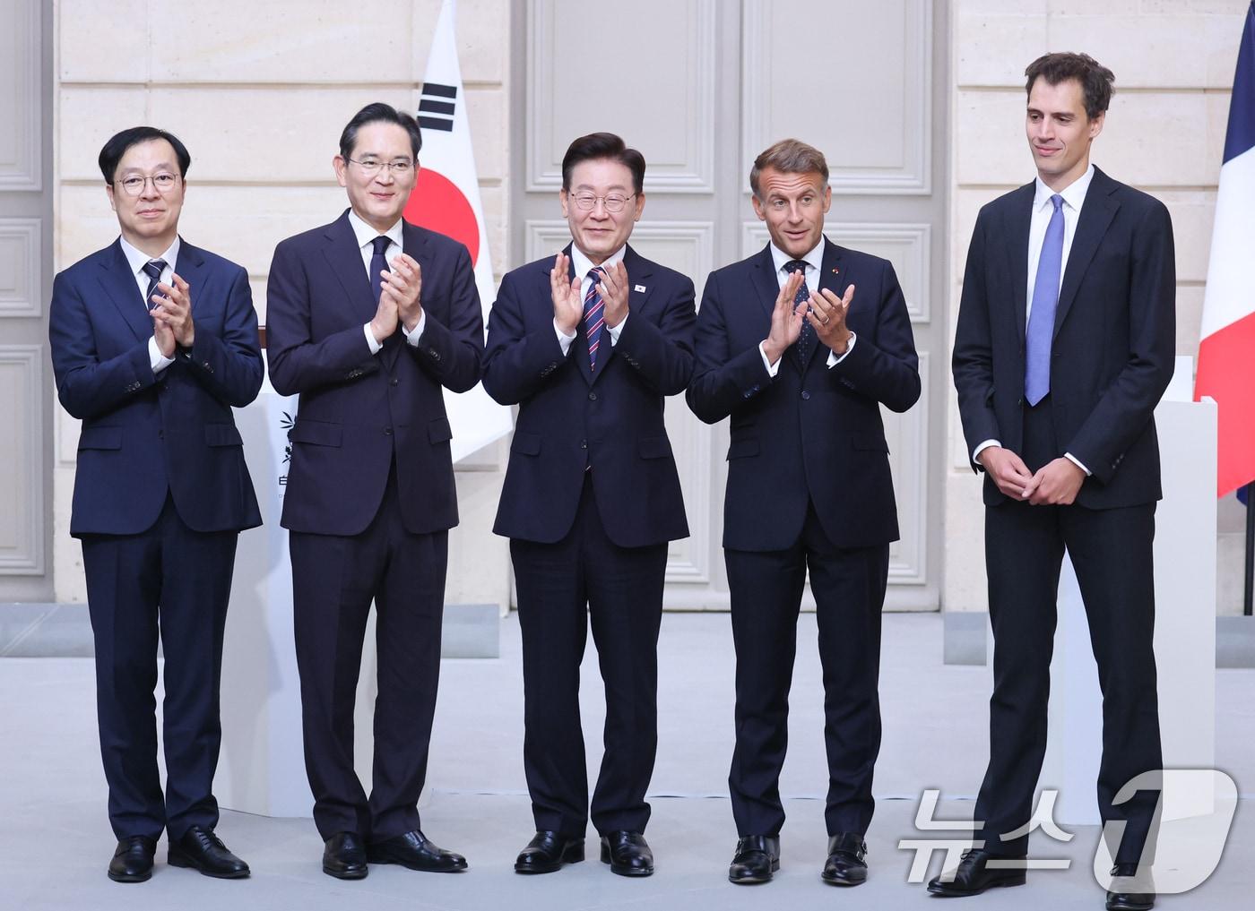 본문 이미지 - 이종명 삼성전자 부사장(왼쪽)과 아르퇴르 망슈 미스트랄AI CEO가 8일(현지시간) 파리 엘리제궁에서 이재명 대통령과 에마뉘엘 마크롱 프랑스 대통령이 참석한 가운데 삼성전자-미스트랄AI 투자협약을 마친 뒤 이재용 삼성전자 회장과 기념촬영을 하고 있다. 왼쪽부터 이종명 삼성전자 부사장, 이재용 삼성전자 회장, 이 대통령, 마크롱 대통령, 아르퇴르 망슈 미스트랄AI CEO. 2026.9.8 ⓒ 뉴스1 이재명 기자
