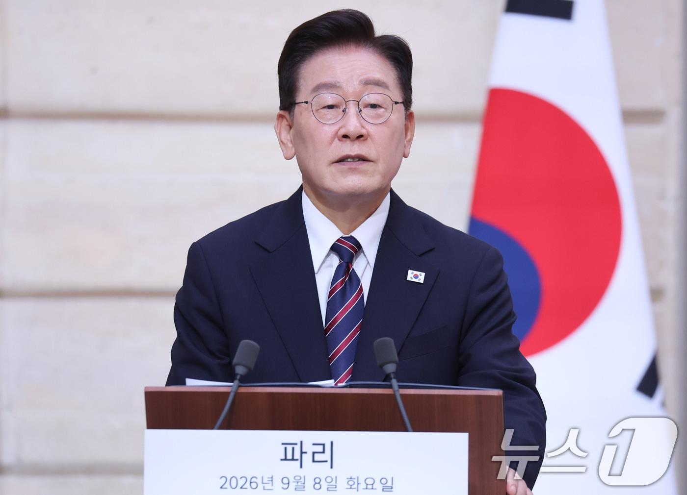 본문 이미지 - 이재명 대통령이 8일(현지시간) 파리 엘리제궁에서 한-프랑스 공동언론발표를 하고 있다. 2026.9.8 ⓒ 뉴스1 이재명 기자