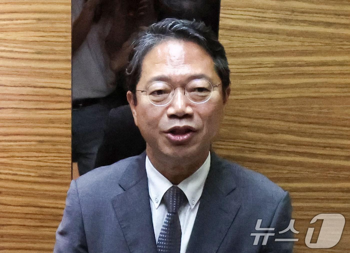 본문 이미지 - 김승원 법무부 장관 후보자가 9일 오전 서울 종로구 적선현대빌딩에 마련된 인사청문회 준비 사무실로 출근하고 있다. 2026.9.9 ⓒ 뉴스1 이종수 기자