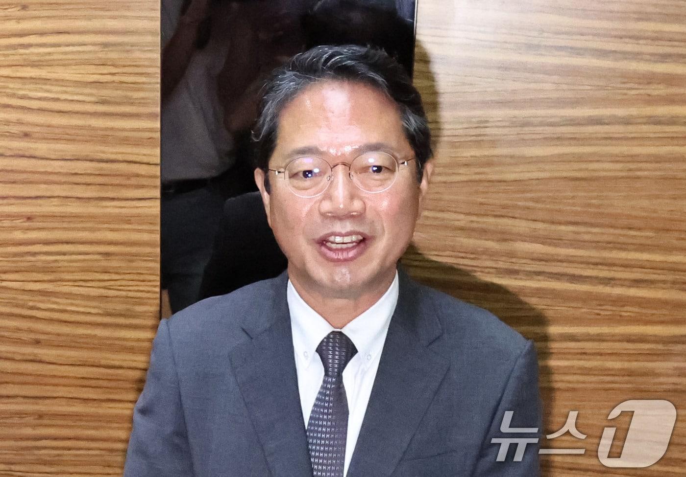 본문 이미지 - 김승원 법무부 장관 후보자가 9일 오전 서울 종로구 적선현대빌딩에 마련된 인사청문회 준비 사무실로 출근하고 있다. 2026.9.9 ⓒ 뉴스1 이종수 기자