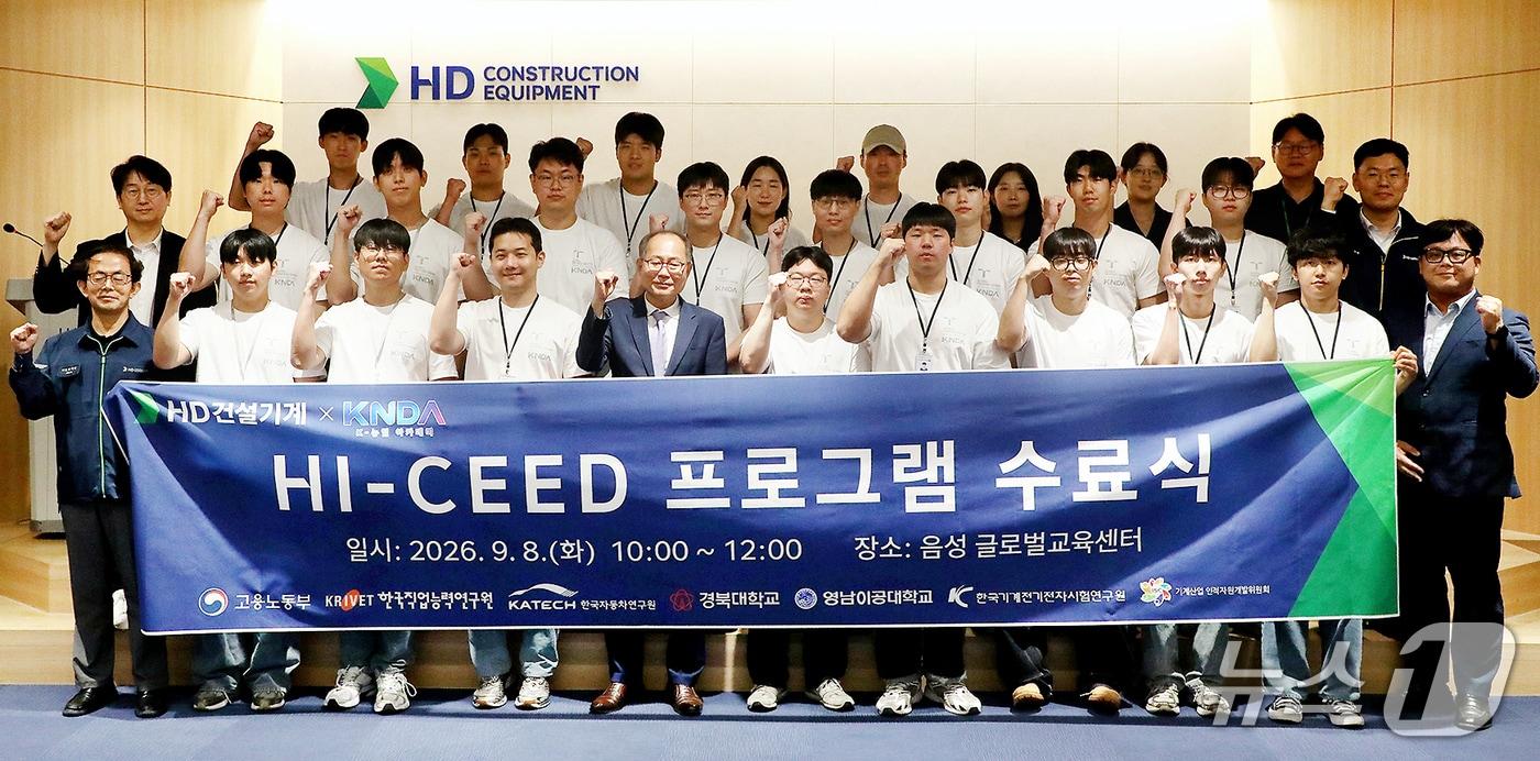 본문 이미지 - 이재용 영남이공대 총장(앞줄 왼쪽 다섯번째)이 HI-CEED 프로그램 수료생과 기념촬영을 하고 있다. (영남이공대 제공. 재판매 및 DB금지)