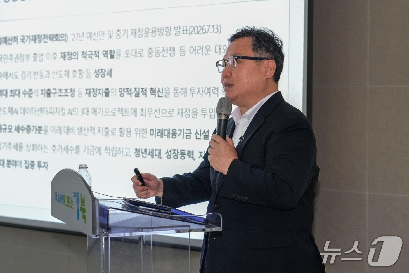 본문 이미지 - 정창수 강북구청장이 8일 직원들을 대상으로 예산 특강을 진행하고 있다.