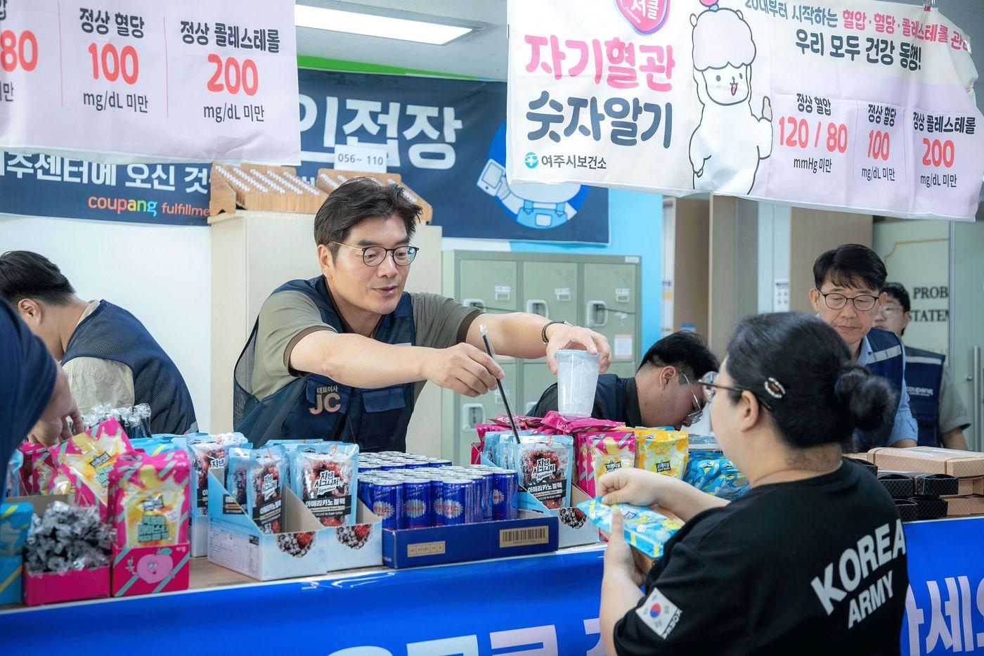 본문 이미지 - 쿠팡풀필먼트서비스 정종철 대표가 8일 여주1·2센터에서 직원들에게 얼음 음료와 선물을 나누며 격려하고 있다(쿠팡 제공)