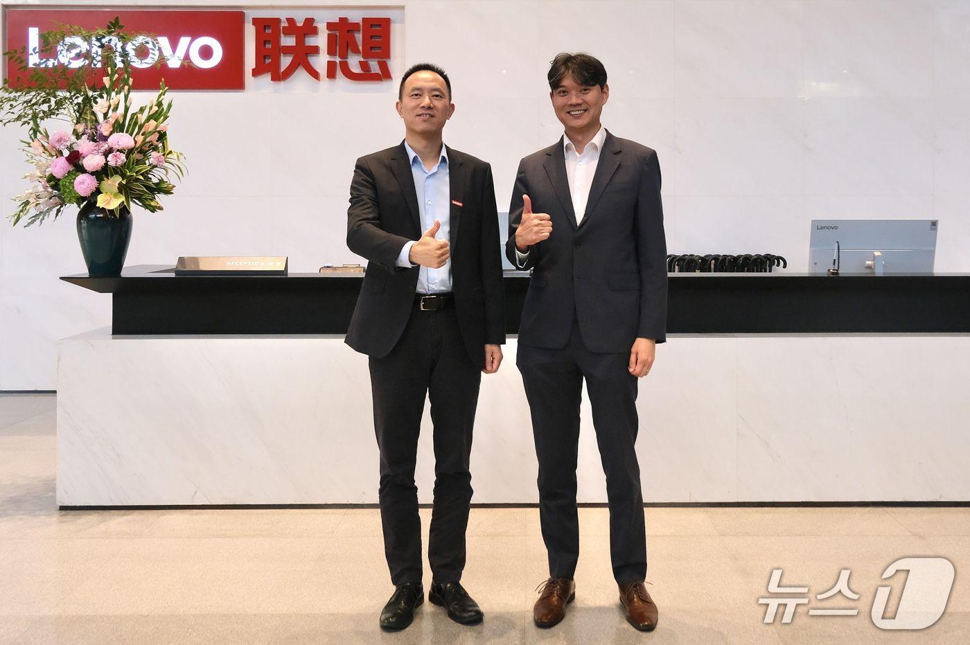 본문 이미지 - HL그룹은 자율주행 설루션 전문기업 HL클레무브가 글로벌 IT 기업 레노버(Lenovo)와 자율주행 시장 선점을 위한 파트너십을 체결했다. 사진은 기념 촬영을 하는 HL클레무브 이윤행 사장(오른쪽)과 레노버 피터 수(Peter Xu) 부사장. (HL그룹 제공)