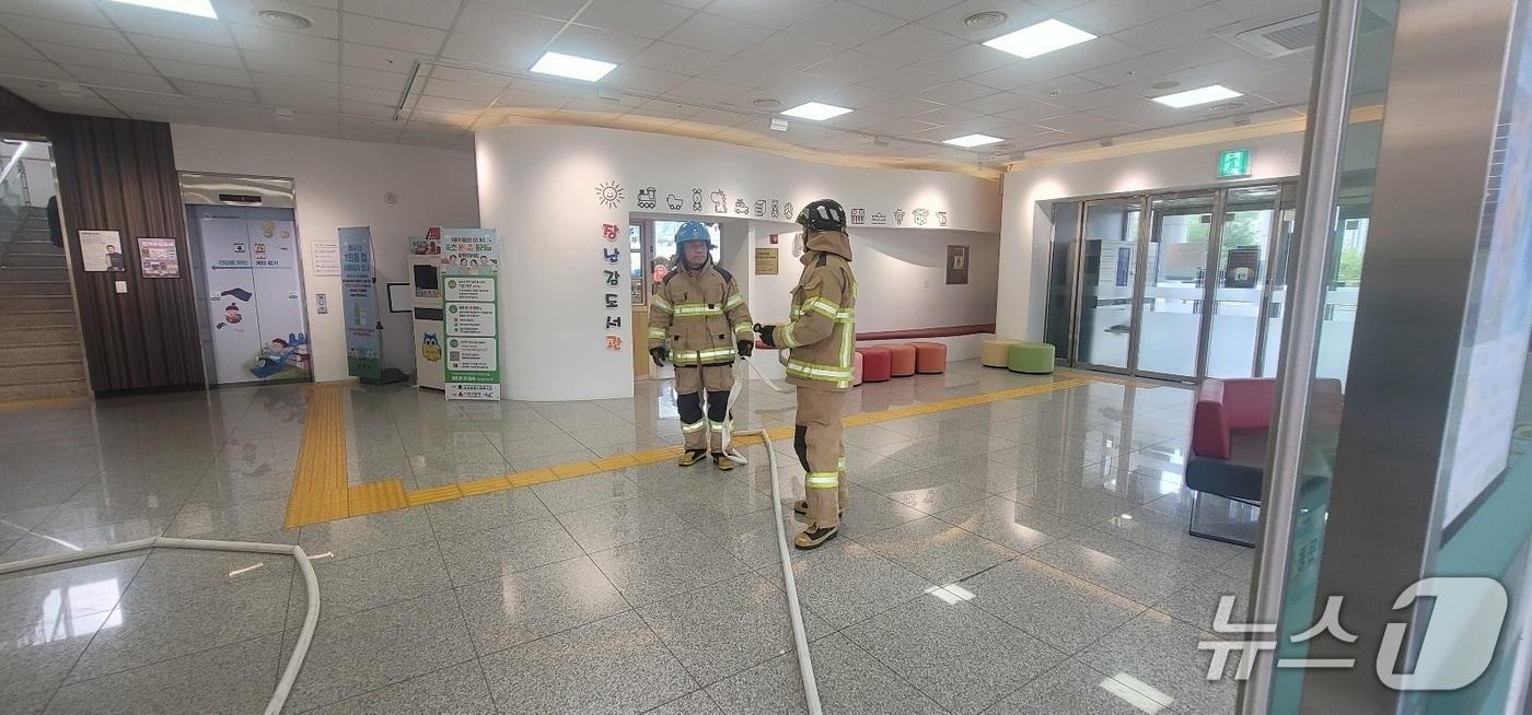본문 이미지 - 속초시 도서체육센터, 소방서와 실전형 합동 소방훈련.(속초시 제공, 재판매 및 DB 금지) 2026.9./뉴스1