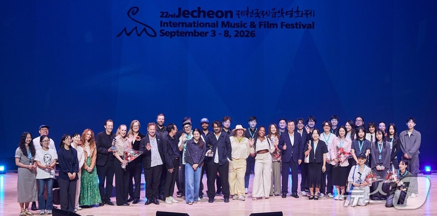 본문 이미지 - 지난 8일 22회 제천국제음악영화제 폐막식 무대에 함께한 경쟁 부문 수상자·후보자 및 시상자. (조직위 제공. 재판매 및 DB 금지) 