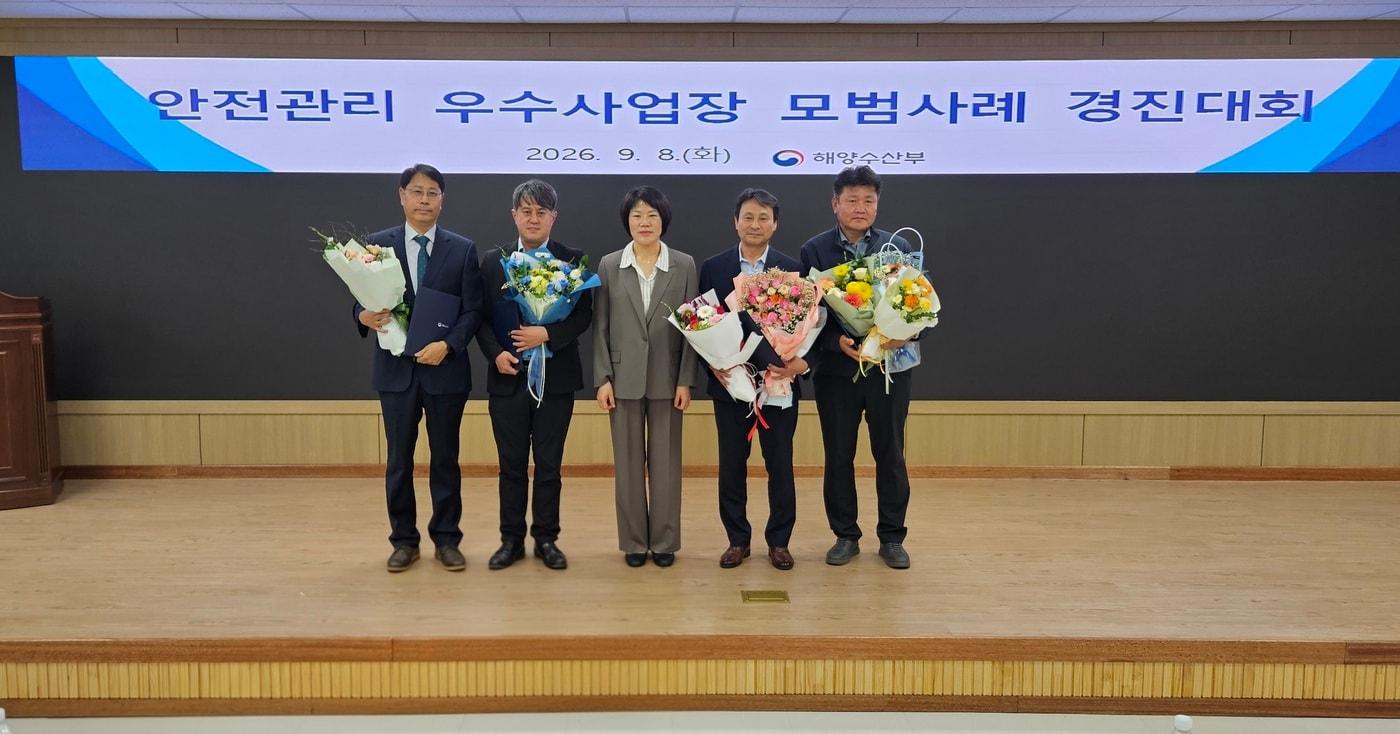 본문 이미지 - 왼쪽부터 서영훈 한솔로지스틱스 군산지사 지사장, 장원준 인천내항부두운영 주식회사 안전보건총괄, 김혜정 해양수산부 해운물류국장, 유병건 주식회사 동방 울산지사 지사장,손문수 HMM-PSA 신항만 주식회사 안전보건총괄부장이 기념사진을 찍고 있다.(한솔로지스틱스 제공)