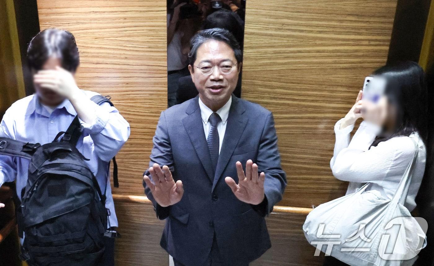 본문 이미지 - 김승원 법무부 장관 후보자가 9일 오전 서울 종로구 적선현대빌딩에 마련된 인사청문회 준비 사무실로 출근하고 있다. 2026.9.9 ⓒ 뉴스1 이종수 기자