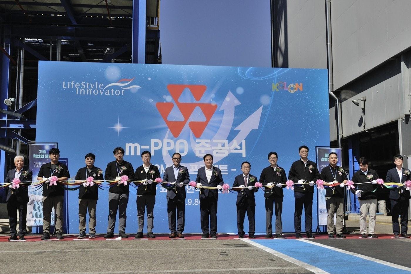 본문 이미지 - 코오롱인더스트리가 8일 김천2공장에서 mPPO 생산라인 준공식을 열었다. 관계자들이 테이프 커팅을 하고 있다. 좌측 6번째부터 허성 코오롱인더스트리 사장, 배낙호 김천시장, 오세길 김천시의회 의장, 이한국 코오롱생명과학 대표이사 2026.9.8 (코오롱인더스트리 제공)