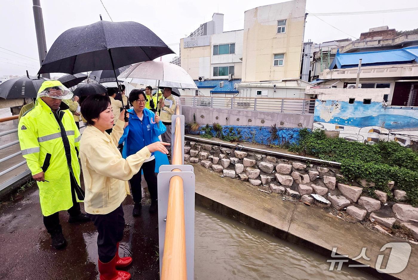본문 이미지 - 지난 7월 신수정 전남광주 북구청장이 취임 직후 신안동 수해지역 일대를 점검하는 모습.(전남광주 북구 제공. 재판매 및 DB 금지)