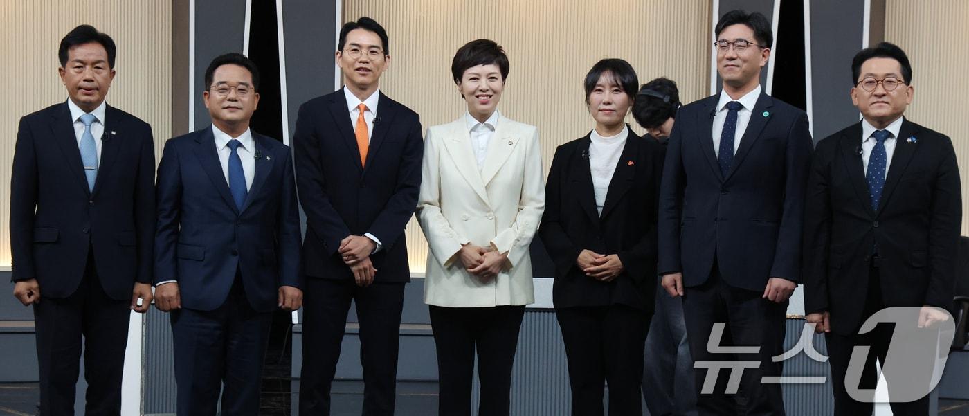 본문 이미지 - 9일 오전 서울 영등포구 KBS 별관에서 열린 중앙선거방송토론위원회 제1차 정책토론회에서 각 정당 토론자들이 기념촬영을 하고 있다. 왼쪽부터 진보당 윤종오, 민주당 민병덕, 개혁신당 차호, 국민의힘 김은혜, 사회민주당 김보경, 기본소득당 오준호, 조국혁신당 차규근. 2026.9.9 ⓒ 뉴스1 김명섭 기자