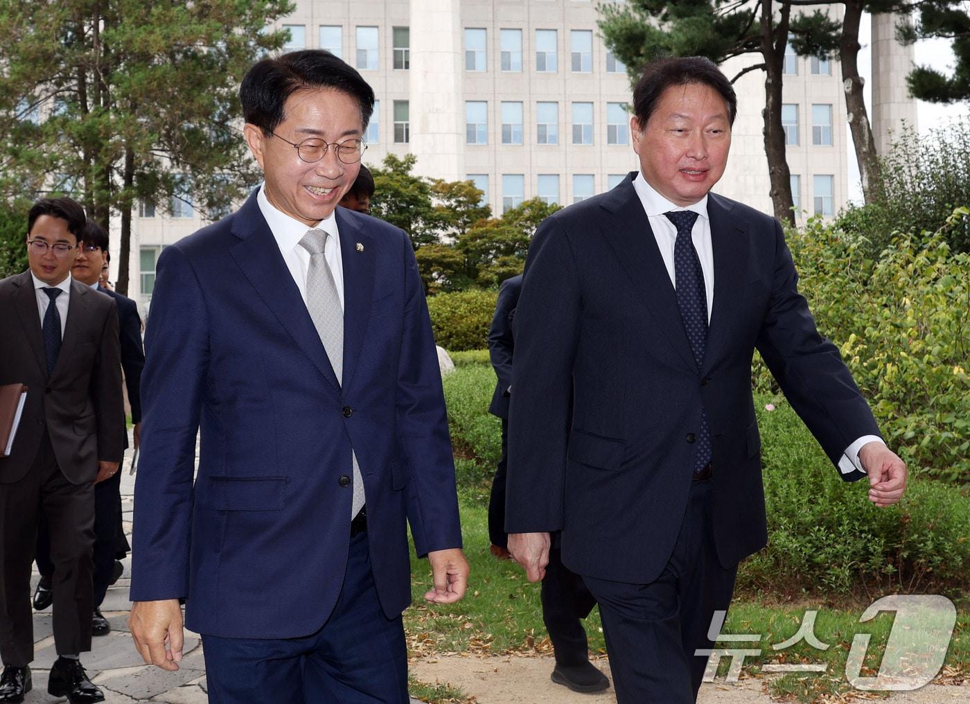 본문 이미지 - 조정식 국회의장(왼쪽)과 최태원 대한상공회의소 회장이 9일 서울 여의도 국회 사랑재에서 열린 '국회 경제대도약위원회 출범식'에 참석하고 있다. (공동취재) 2026.9.9 ⓒ 뉴스1 이호윤 기자
