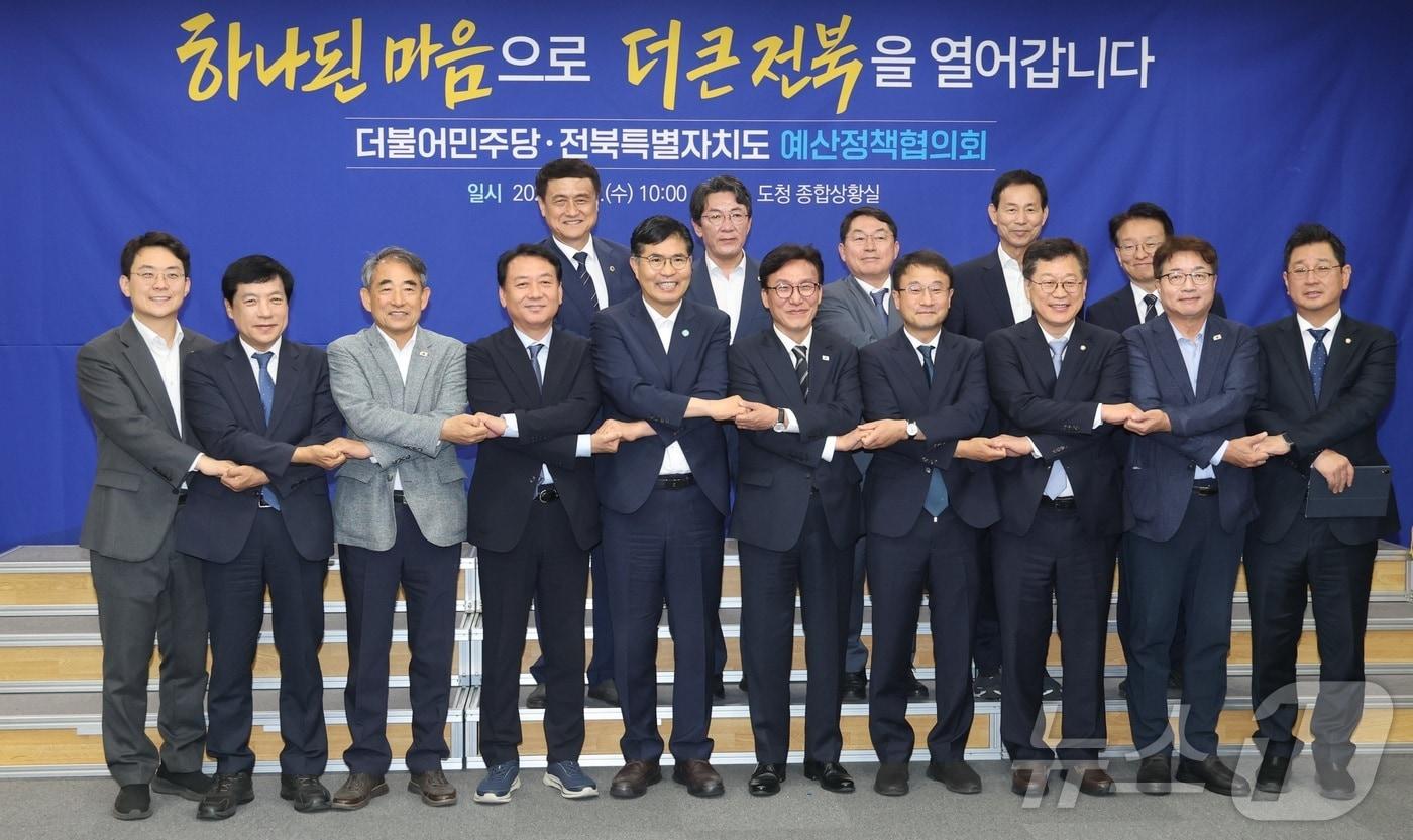 본문 이미지 - 김민석 더불어민주당 대표와 이원택 전북특별자치도지사를 비롯한 관계자들이 9일 전북 전주시 전북특별자치도청에서 열린 더불어민주당·전북특별자치도 예산정책협의회에서 기념촬영을 하고 있다. 2026.9.9 ⓒ 뉴스1 유경석 기자