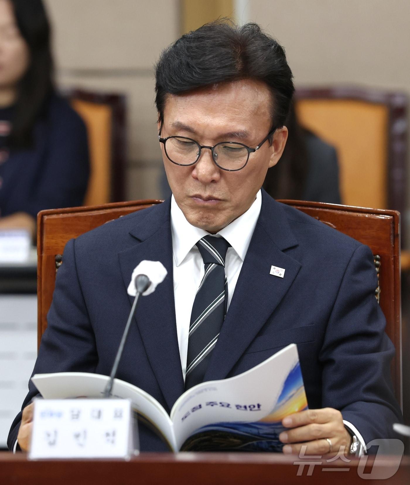 본문 이미지 - 김민석 더불어민주당 대표가 9일 전북 전주시 전북특별자치도청에서 열린 더불어민주당·전북특별자치도 예산정책협의회에서 도정 주요 현안 자료를 살펴보고 있다. 2026.9.9 ⓒ 뉴스1 유경석 기자