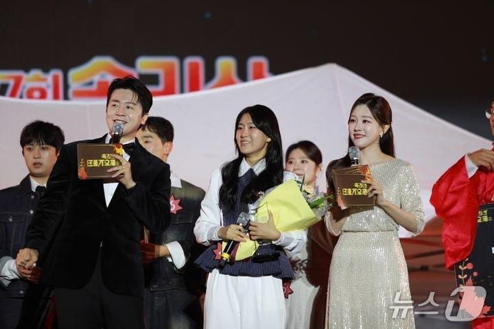 본문 이미지 - 27회 속리산 단풍가요제 시상식 모습 (보은군 제공. 재판매 및 DB금지)/뉴스1 