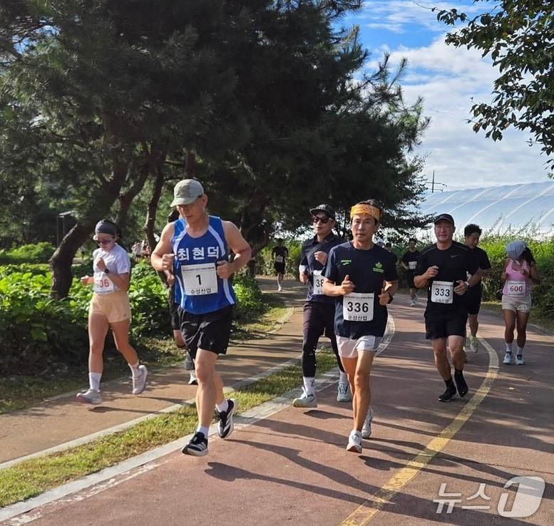 본문 이미지 - 최현덕 경기 남양주시장이 지난 6일 열린 남양주시장기 단축마라톤 대회에 참여해 시민들과 함께 달리는 모습. (최현덕 시장 SNS 갈무리)