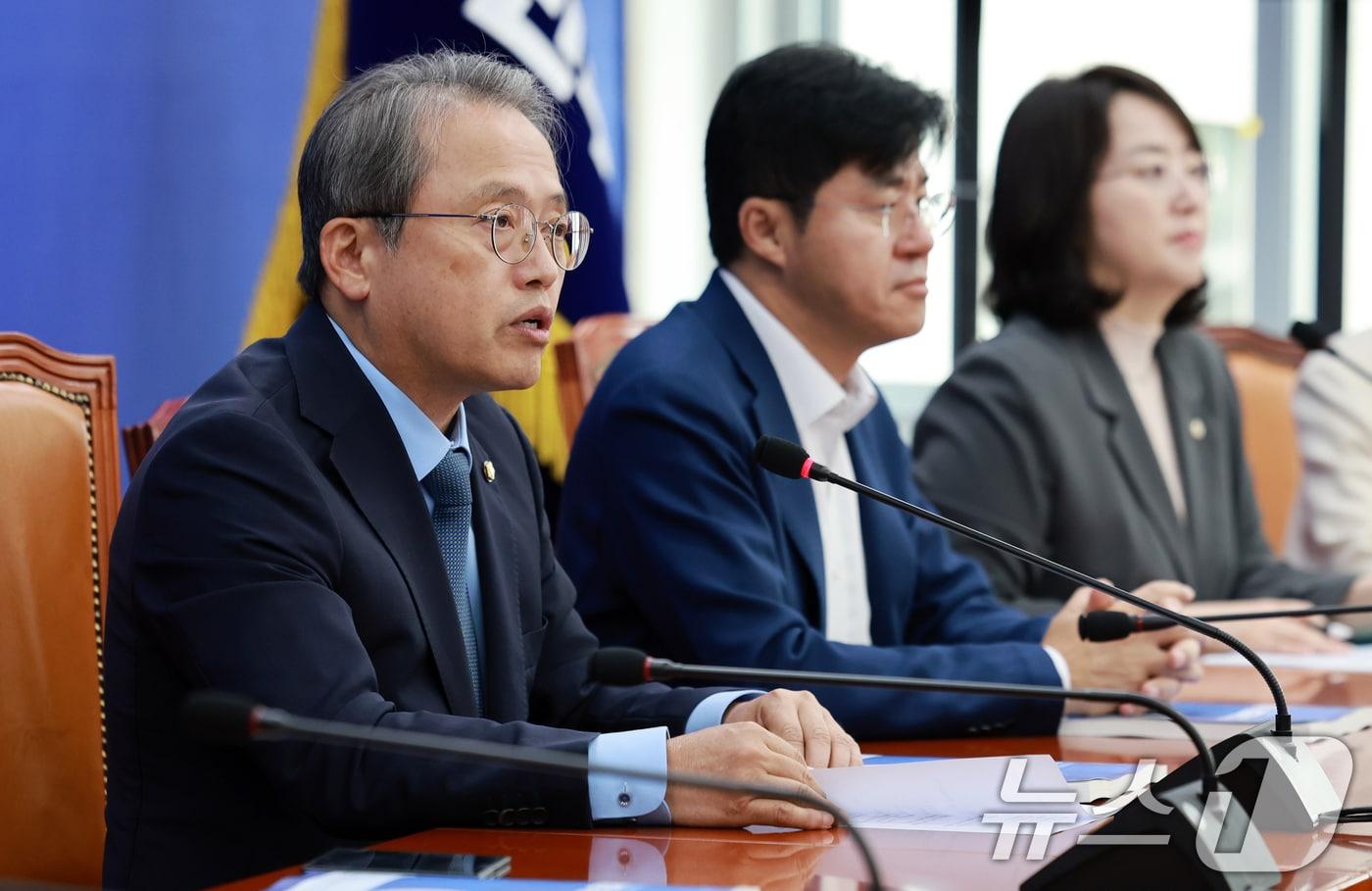 본문 이미지 - 송기헌 더불어민주당 선거제도 개혁 TF 단장이 9일 서울 여의도 국회 더불어민주당 원내대표회의실에서 열린 국민참정권 수호를 위한 선관위개혁TF 활동결과 보고 및 개헌과제 전달식에 참석해 발언하고 있다. 2026.9.9 ⓒ 뉴스1 이호윤 기자