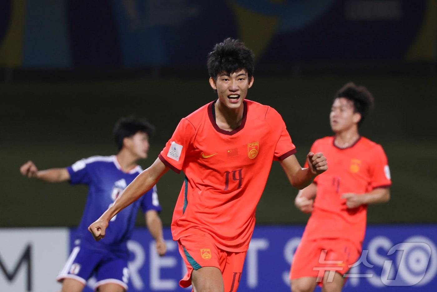 본문 이미지 - 사우디아라비아 제다에서 열린 2026 아시아축구연맹(AFC) U-17 아시안컵 중국과 일본의 결승전에서 중국의 자오쑹위안(가운데)이 득점한 뒤 기뻐하고 있다.2026.5.22.ⓒ 신화=뉴스1