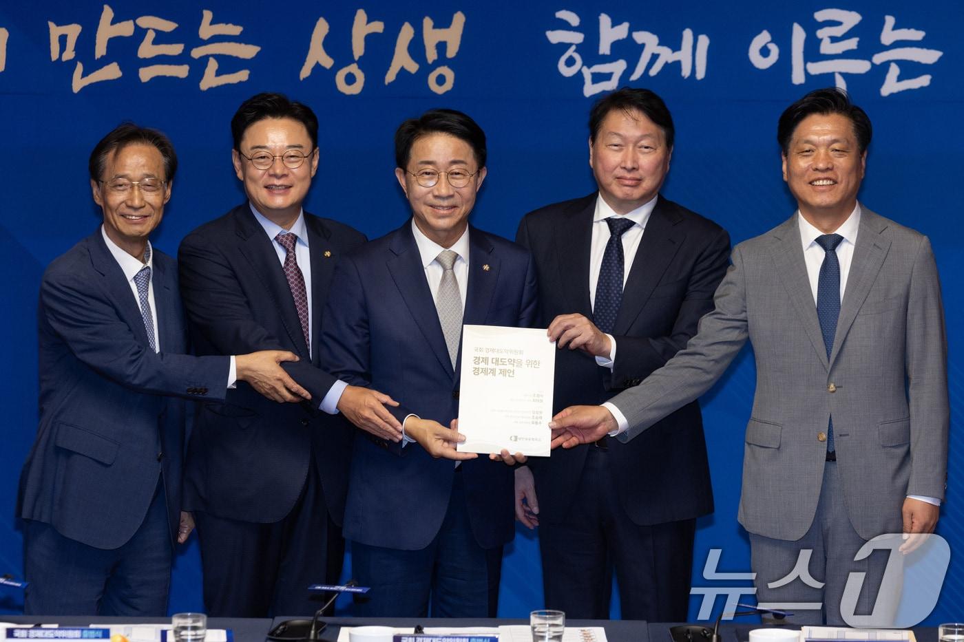 본문 이미지 - 유동수 국회 정무위원회 위원장(왼쪽부터), 김성원 산업통상자원중소벤처기업위원회 위원장, 조정식 국회의장, 최태원 대한상공회의소 회장, 조승래 재정경제기획위원회 위원장이 9일 서울 여의도 국회 사랑재에서 열린 ‘국회 경제대도약위원회 출범식’에서 기념촬영을 하고 있다. (공동취재) 2026.9.9 ⓒ 뉴스1 이호윤 기자