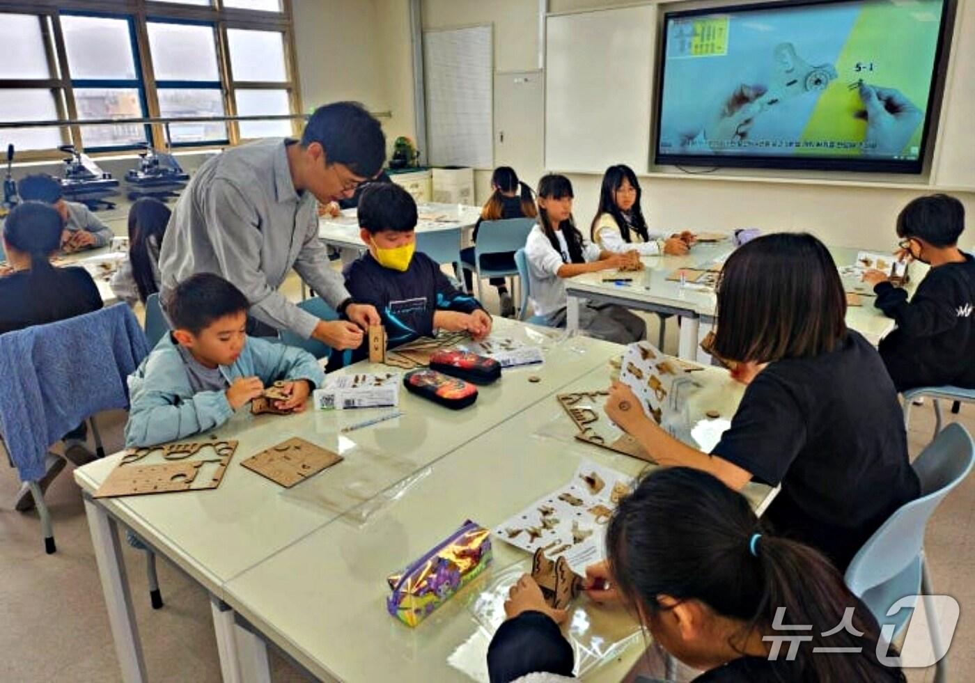 본문 이미지 - 진천삼수초 발명교육 모습.(자료사진)/뉴스1