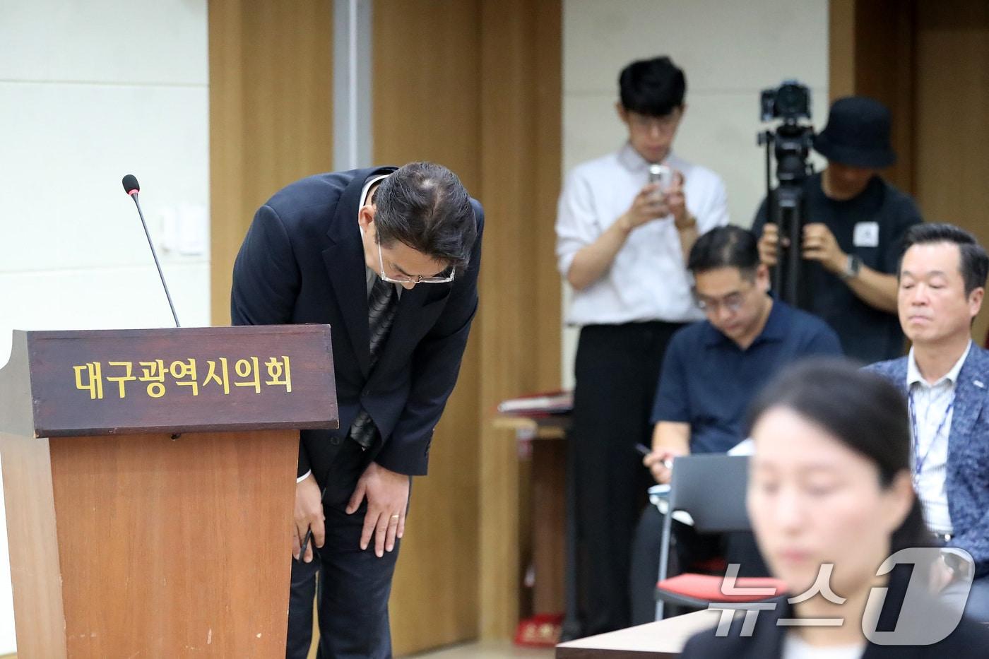 본문 이미지 - 9일 오전 대구시의회 회의실에서 열린 대구교통공사 사장 후보자 인사청문회에서 한근수 후보자가 지난 7일 오후 발생한 3호선 열차운행 중단 사고에 대해 사과하고 있다. 2026.9.9 ⓒ 뉴스1 공정식 기자