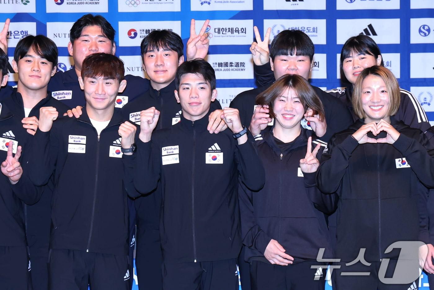 본문 이미지 - 9일 충북 진천선수촌에서 열린 유도 2026 아이치-나고야 아시아경기대회 유도 국가대표팀 미디어데이에서 김민종, 이준환, 허미미, 김지수, 이현지 등 선수들이 기념촬영을 하고 있다. ⓒ 뉴스1 김민지 기자