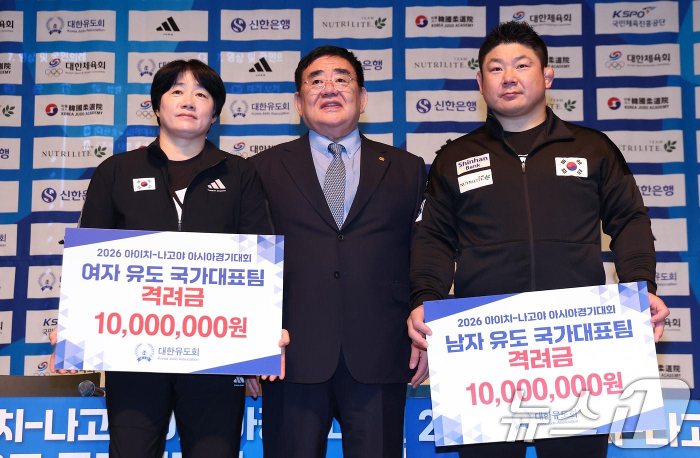 본문 이미지 - 정성숙 유도 여자대표팀 감독과 조용철 대한유도회, 황희태 남자대표팀 감독(왼쪽부터) ⓒ 뉴스1 김민지 기자