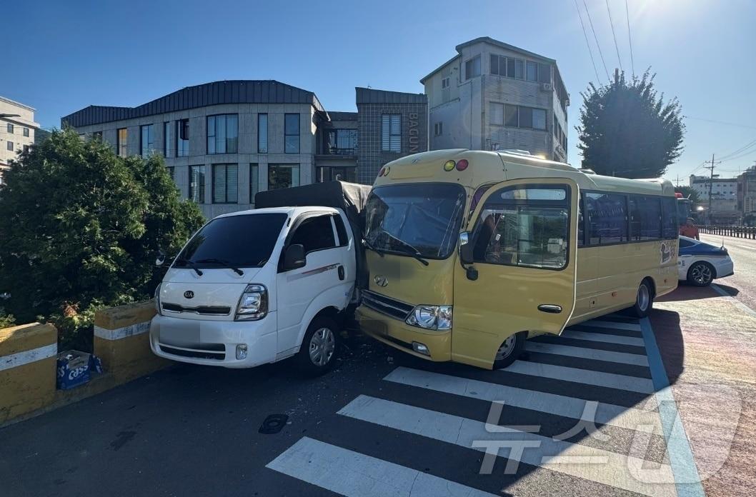 본문 이미지 - 9일 오전 8시 13분쯤 전남광주 순천시 조곡동 한 도로에서 50대 A씨가 몰던 통학버스가 길가에 주차된 1t화물차를 추돌했다. (전남광주통합소방본부 제공. 재판매 및 DB금지)