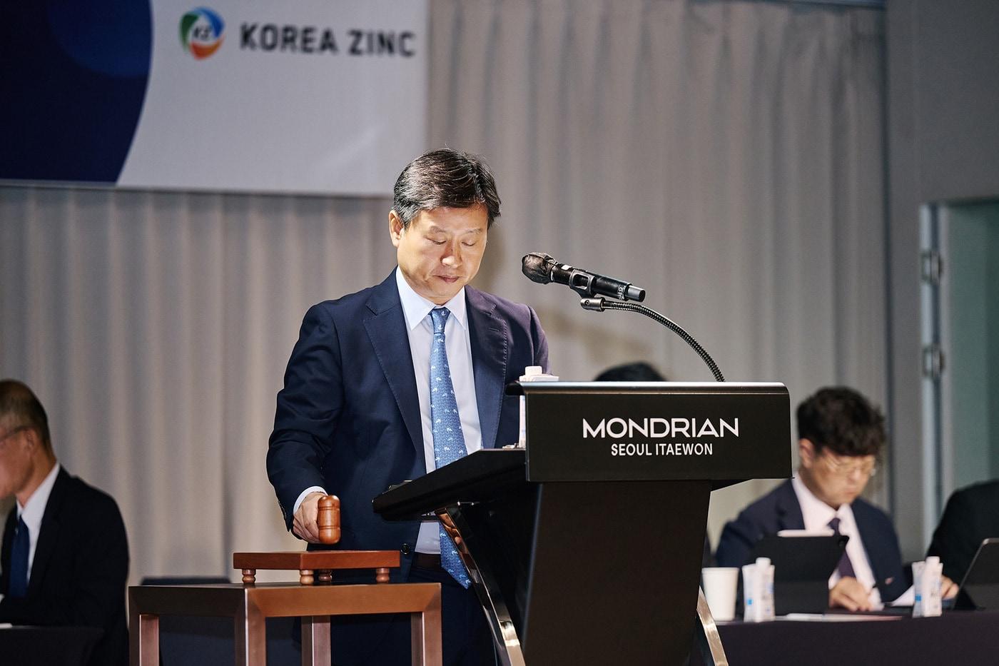 본문 이미지 - 박기덕 고려아연 대표이사가 9일 오전 서울 용산구 몬드리안호텔에서 열린 고려아연 제53기 임시주주총회에서 개회를 선언하고 있다.(고려아연 제공)/뉴스1