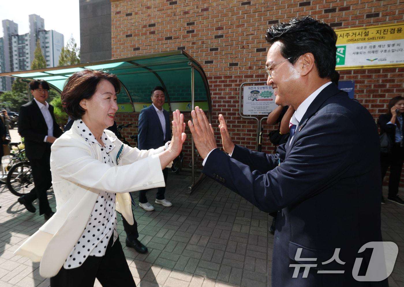 본문 이미지 - 추미애 경기도지사와 안민석 경기도교육감. 사진은 지난 9일 경기 오산시 원동초등학교에서 열린 '벽깨기 업무 협약식'에서 인사를 나누는 모습. ⓒ 뉴스1