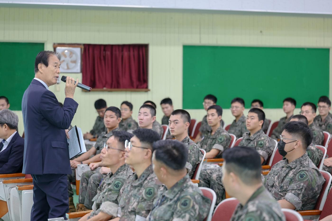 본문 이미지 - 권오을 국가보훈부 장관이 9일 오전 경기도 이천시에 위치한 제55사단 제171보병여단을 방문하여 임성진 육군대령 제171보병여단장과 함께 국군장병들을 만나 격려를 하고 소통의 시간을 갖고 있다.(국가보훈부 제공)