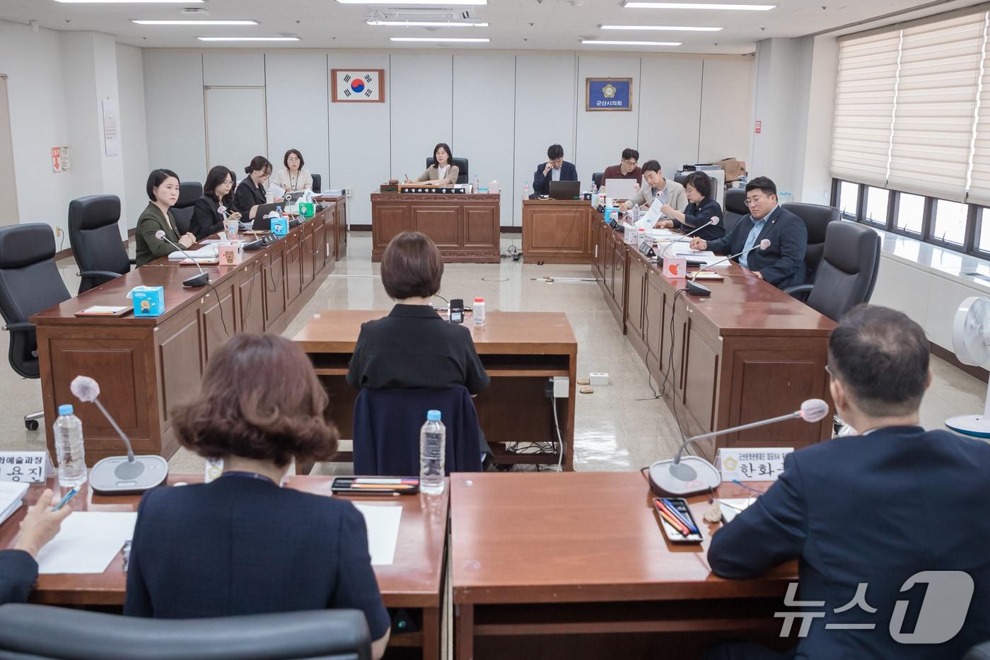 본문 이미지 - 전북 군산시의회가 군산문화관광재단 대표이사 후보자에 대한 인사청문회를 열고 있다.(의회제공, 재판매 및 DB금지)