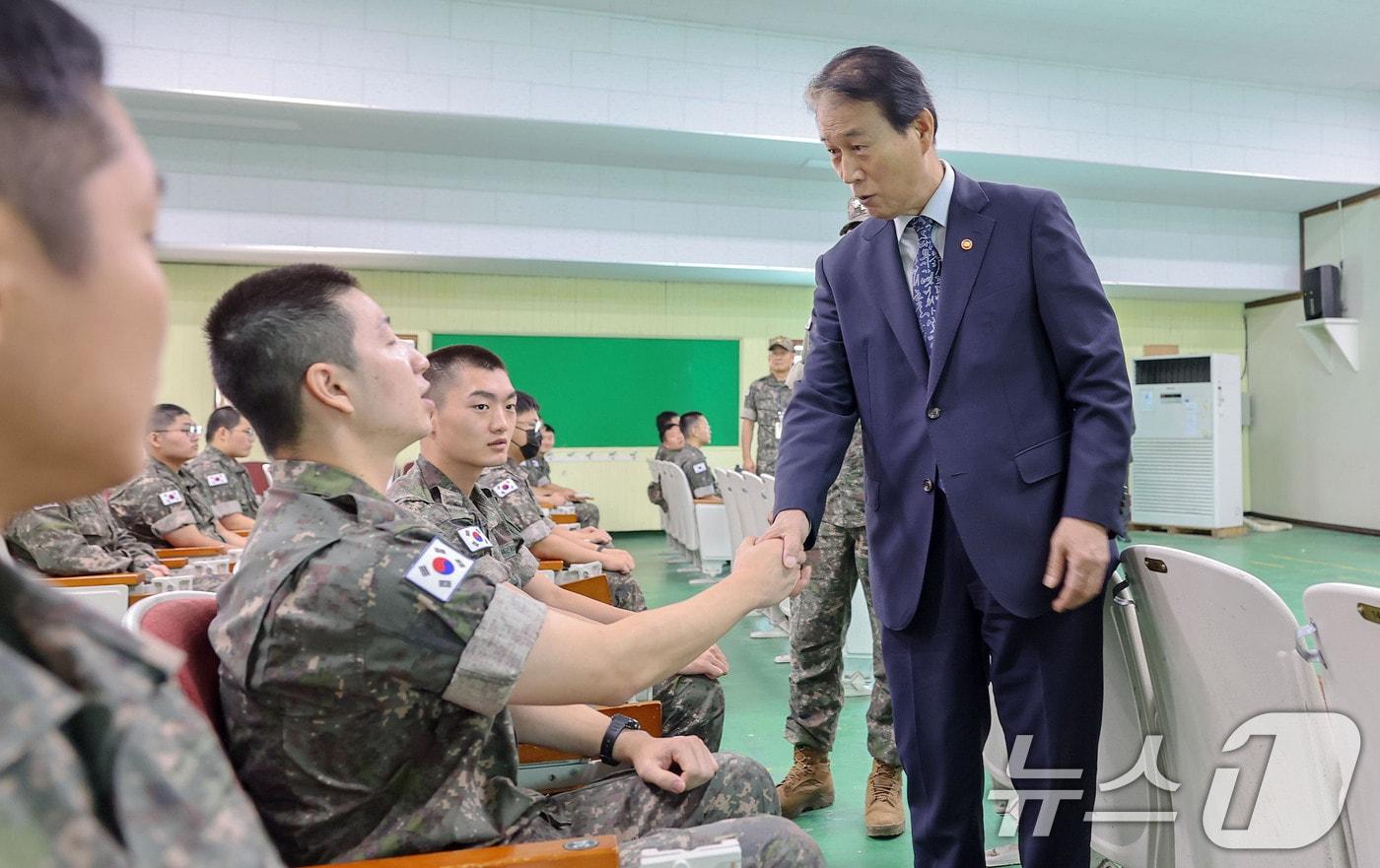 본문 이미지 - 권오을 국가보훈부 장관이 지난달 경기도 이천시 제55사단 제171보병여단을 방문, 국군 장병을 격려하고 있다. (국가보훈부 제공. 재판매 및 DB금지) 2026.9.9 ⓒ 뉴스1