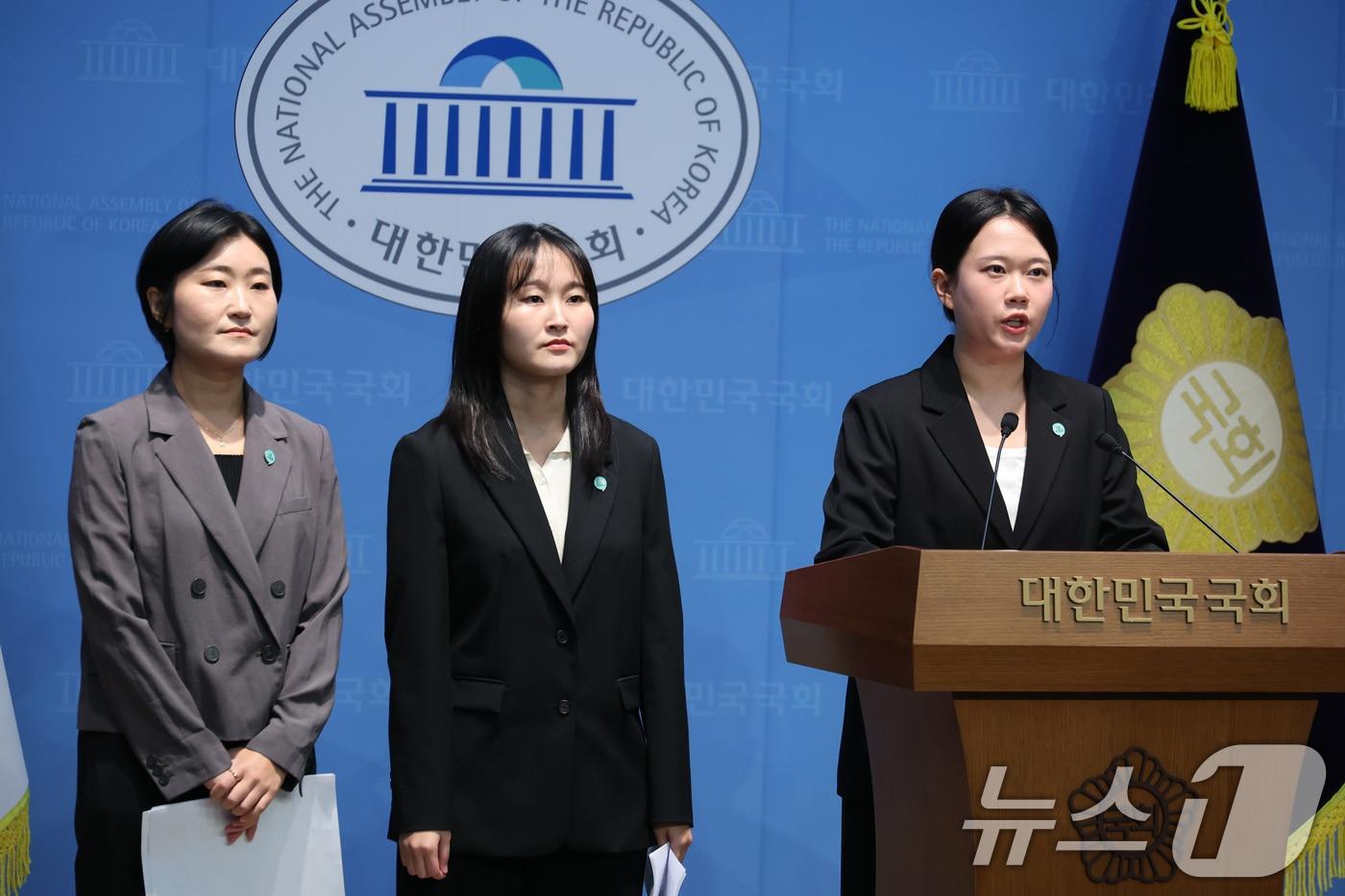 본문 이미지 - 신지혜 기본소득당 대변인(왼쪽부터), 노서영 대변인, 김진서 부대변인. 2026.9.9 ⓒ 뉴스1 신웅수 기자