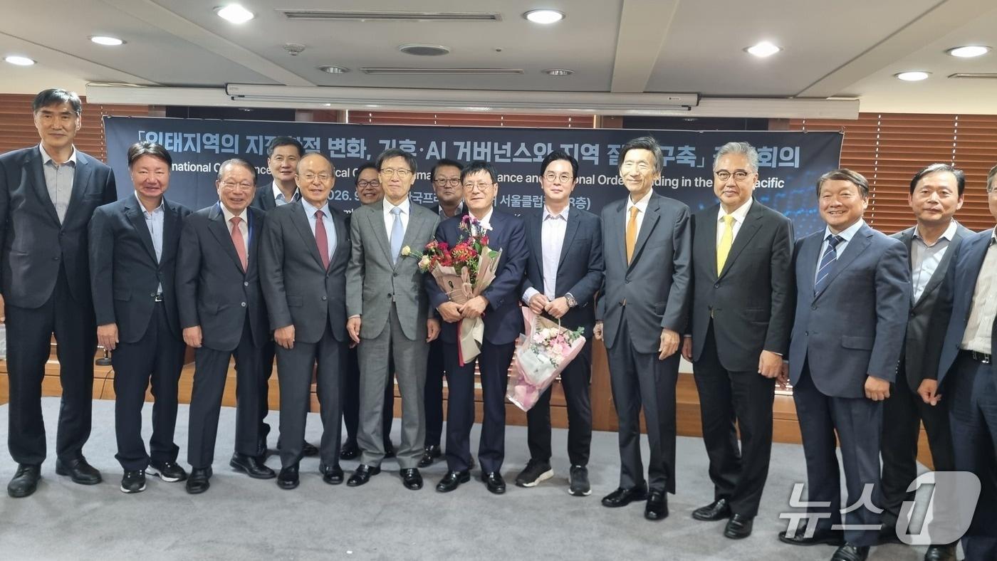 본문 이미지 - 전현직 미국 워싱턴 특파원 모임 한미클럽은 9일 서울 중구 프레스센터에서 손현덕 매일경제 주필과 김은중 조선일보 워싱턴 특파원에게 '돈 오버도퍼 상'을 수여했다. 2026.9.9./ⓒ 뉴스1