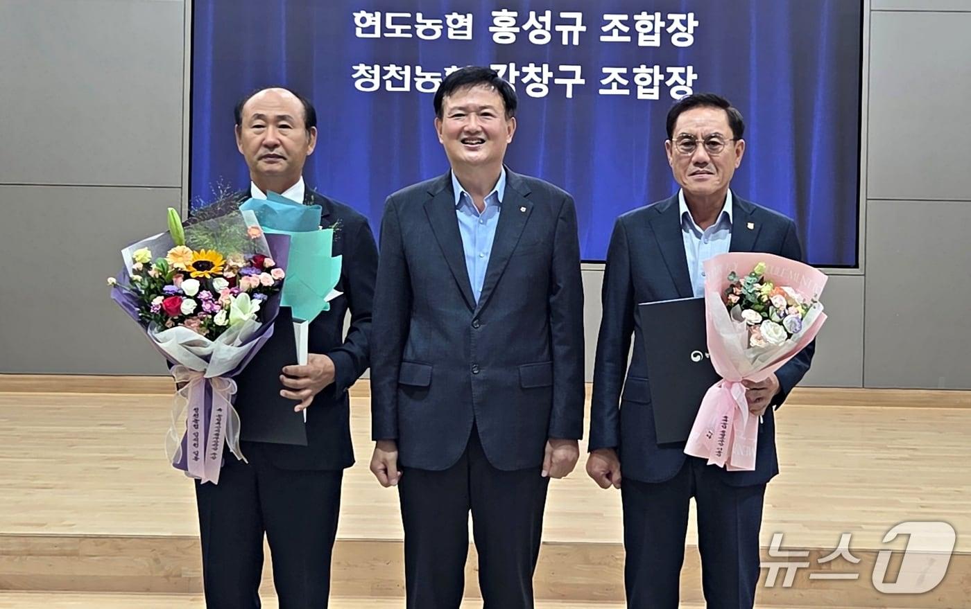 본문 이미지 - 농림축산식품부 장관상 받은 청천농협 강창구 조합장.(농협괴산군지부 제공. 재판매 및 DB금지)/뉴스1