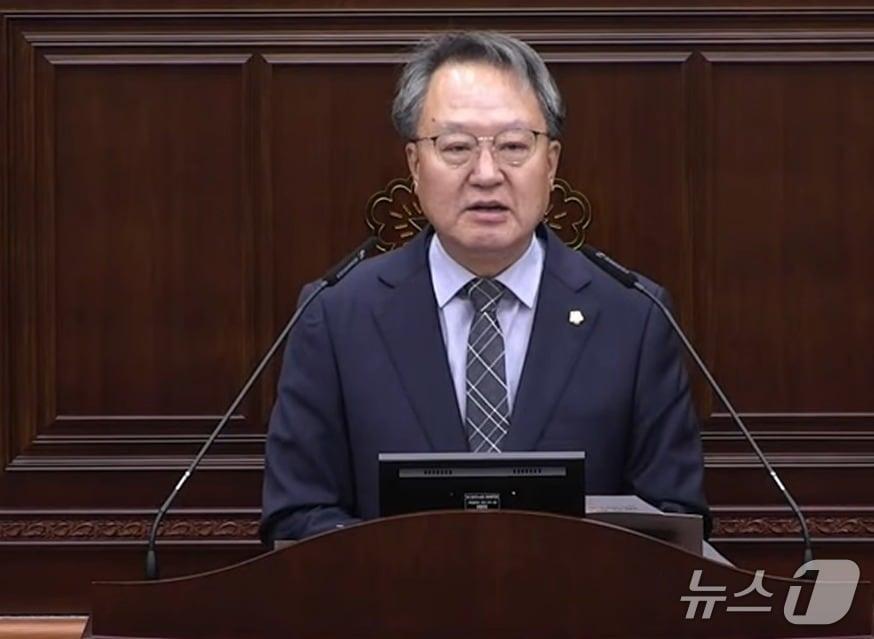 본문 이미지 - 김용남 강원 강릉시의원이 9일 열린 제332회 강릉시의회 제2차 본회의에서 전체 의원 19명이 참여한 '국가균형발전을 위한 2차 공공기관 지방이전 관련 공정한 검토 촉구 성명서'를 발표하고 있다.(강릉시의회 유튜브 채널 캡처, 재판매 및 DB 금지)
