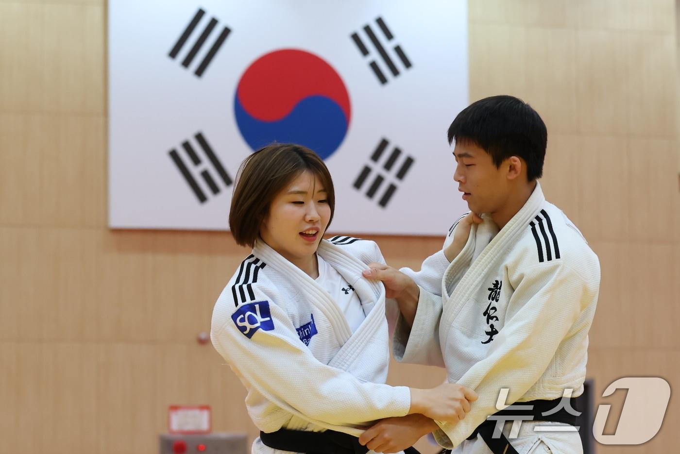 본문 이미지 - 유도 여자 국가대표팀 허미미가 9일 충북 진천선수촌에서 열린 유도 2026 아이치-나고야 아시아경기대회 유도 국가대표팀 미디어데이에서 공개 훈련을 하고 있다. 2026.9.9 ⓒ 뉴스1 김민지 기자
