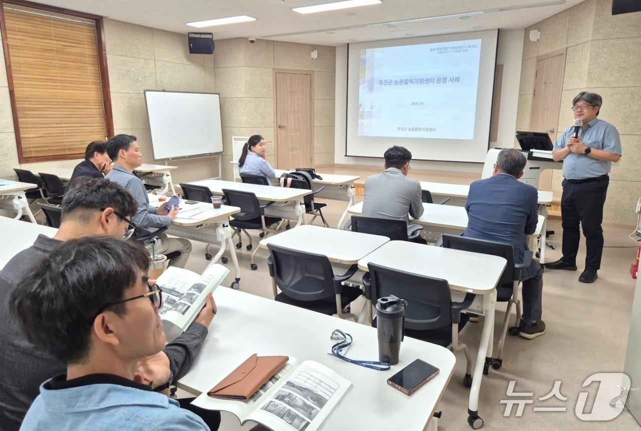 본문 이미지 -  9일 옥천군을 방문한 충남경제진흥원과 충남 15개 시군 중간지원조직 상근자 40여 명이 일반농산어촌개발사업 추진 사례 설명을 듣고 있다.(옥천군 제공.재판매 및 DB금지)