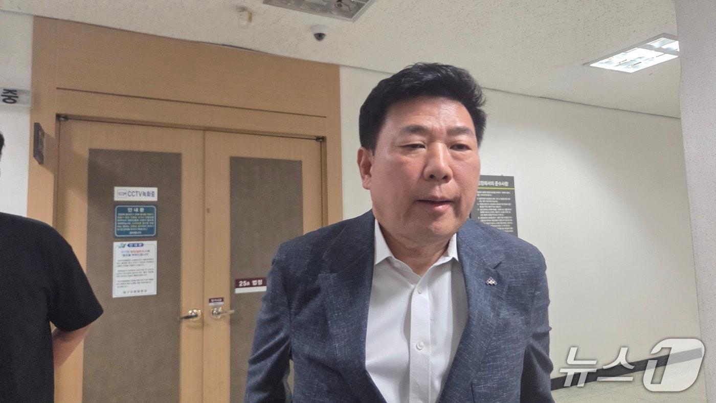 본문 이미지 - 노기원 태왕이앤씨 회장이 9일 대구회생법원에서 심문을 마친 뒤 법원을 나서며 취재진의 질문에 답하고 있다. 2026.9.9 ⓒ 뉴스1 이성덕 기자