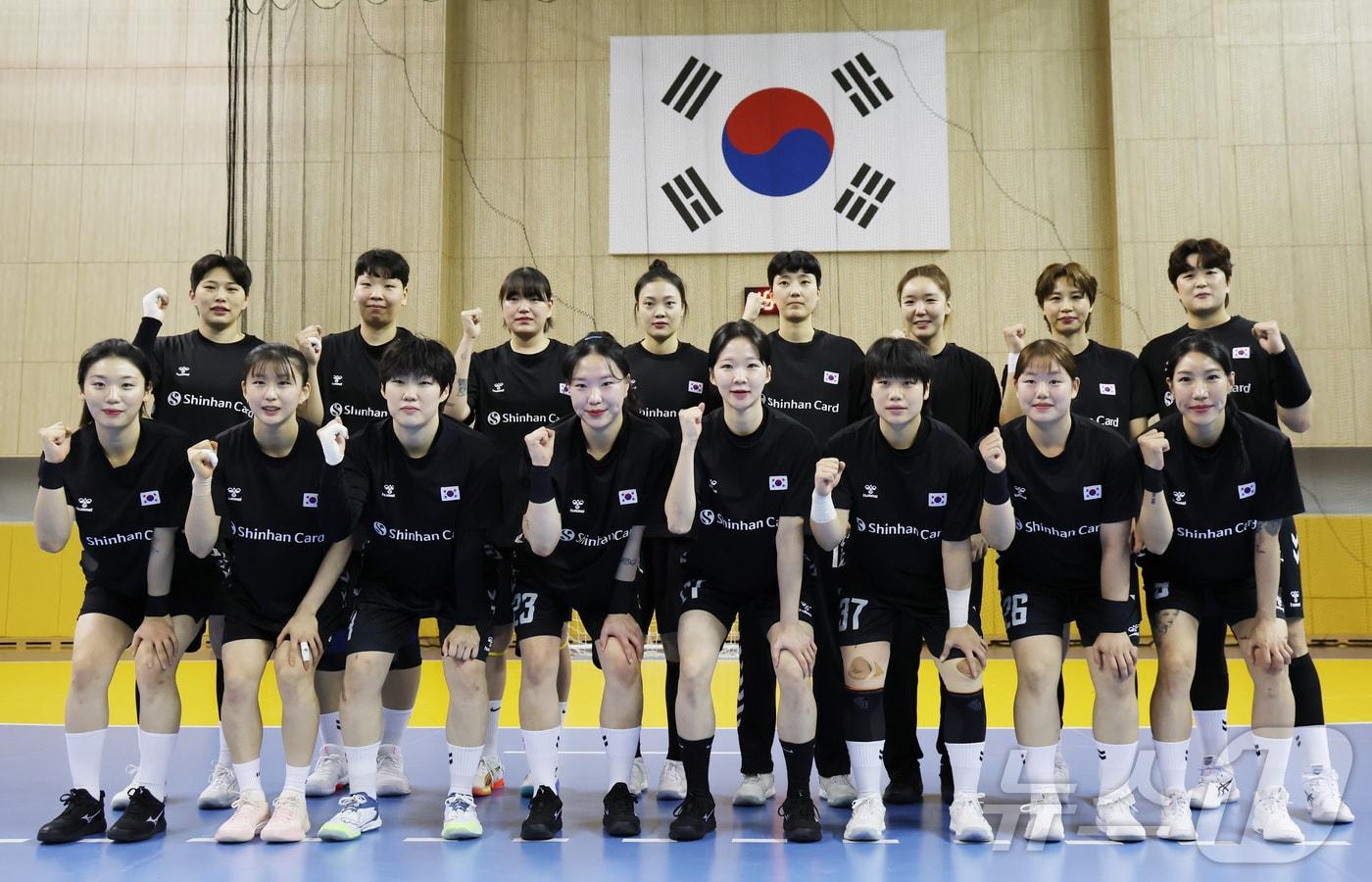 본문 이미지 - 핸드볼 여자 국가대표팀이 9일 충북 진천선수촌에서 열린 유도 2026 아이치-나고야 아시아경기대회 유도 국가대표팀 미디어데이에서 공개 훈련을 하고 있다. 2026.9.9 ⓒ 뉴스1 김민지 기자