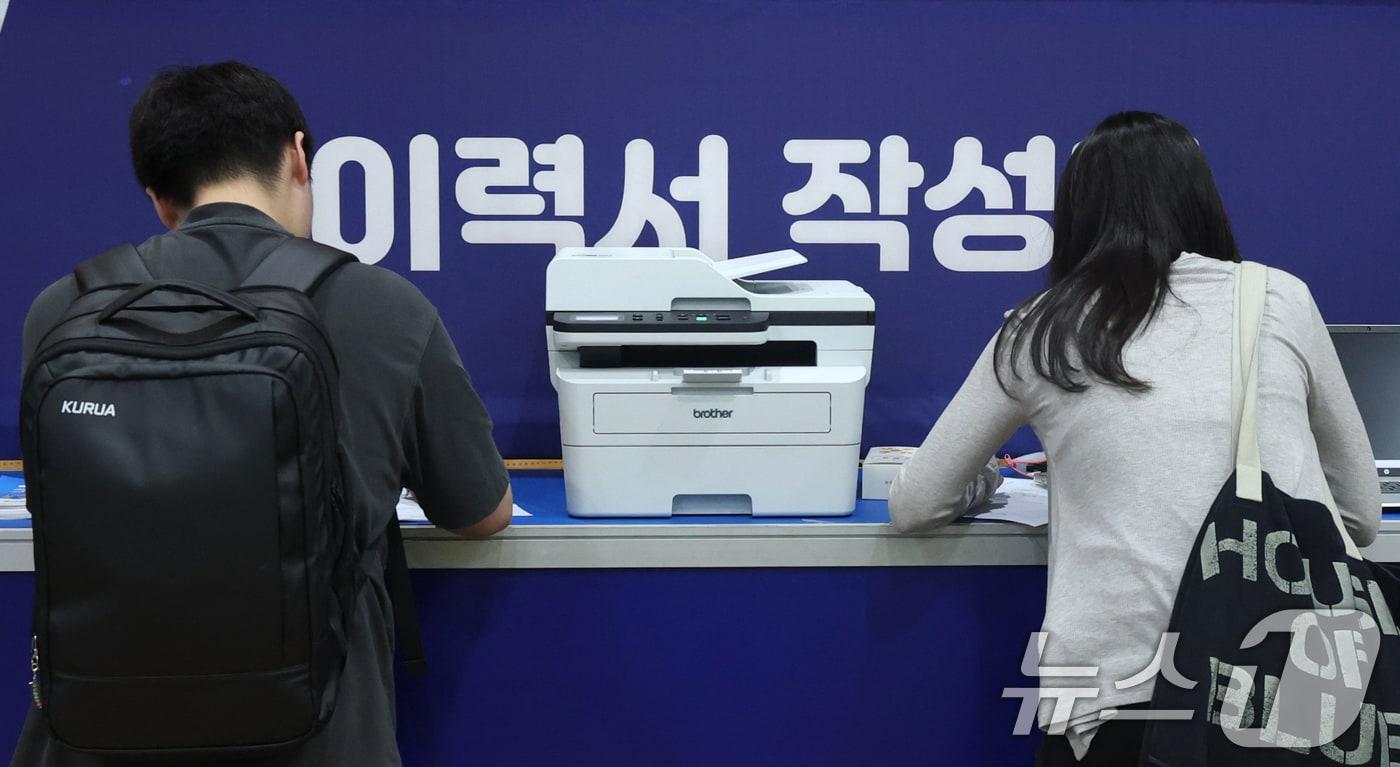 본문 이미지 - 9일 전북 전주시 전주대학교에서 열린 전북특별자치도 일자리페스티벌을 찾은 구직자들이 이력서를 작성하고 있다. (사진은 기사 내용과 무관함) 2026.9.9 ⓒ 뉴스1 유경석 기자