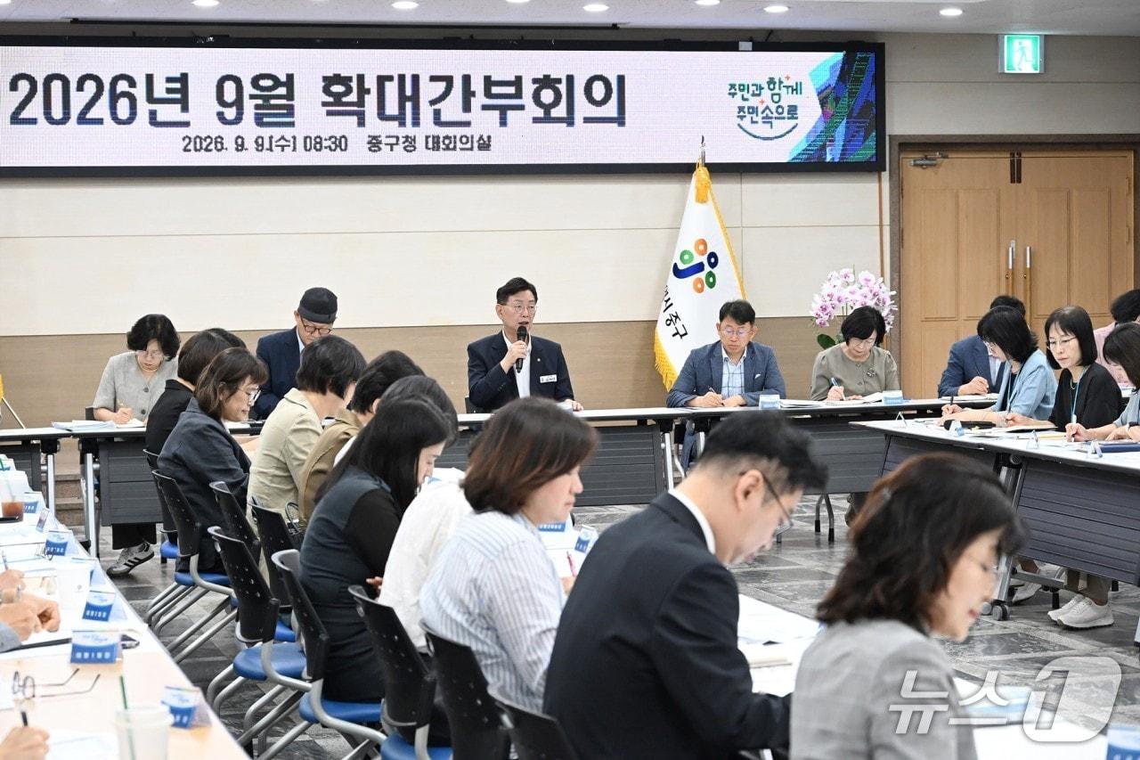 본문 이미지 - 김제선 중구청장이 확대간부회의를 주재하고 있다.(중구 제공. 재판매 및 DB금지)