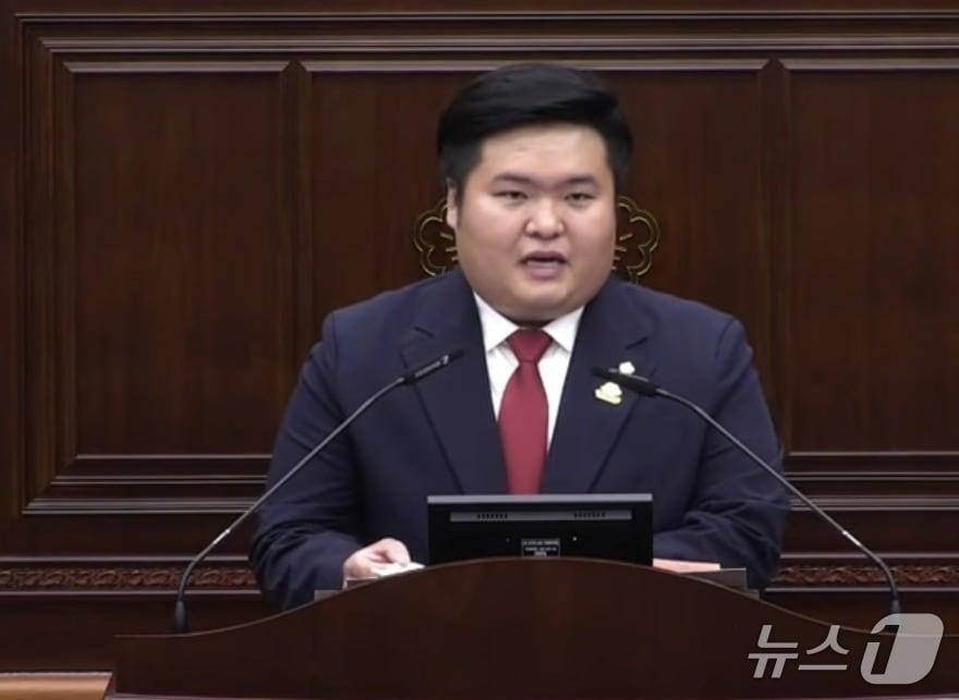 본문 이미지 - 지중구 강원 강릉시의원이 9일 열린 제332회 강릉시의회 제1차 정례회 제2차 본회의에서 10분 자유발언을 하고 있다. (강릉시의회 유튜브 채널 캡처, 재판매 및 DB 금지) 2026.9.9/뉴스1