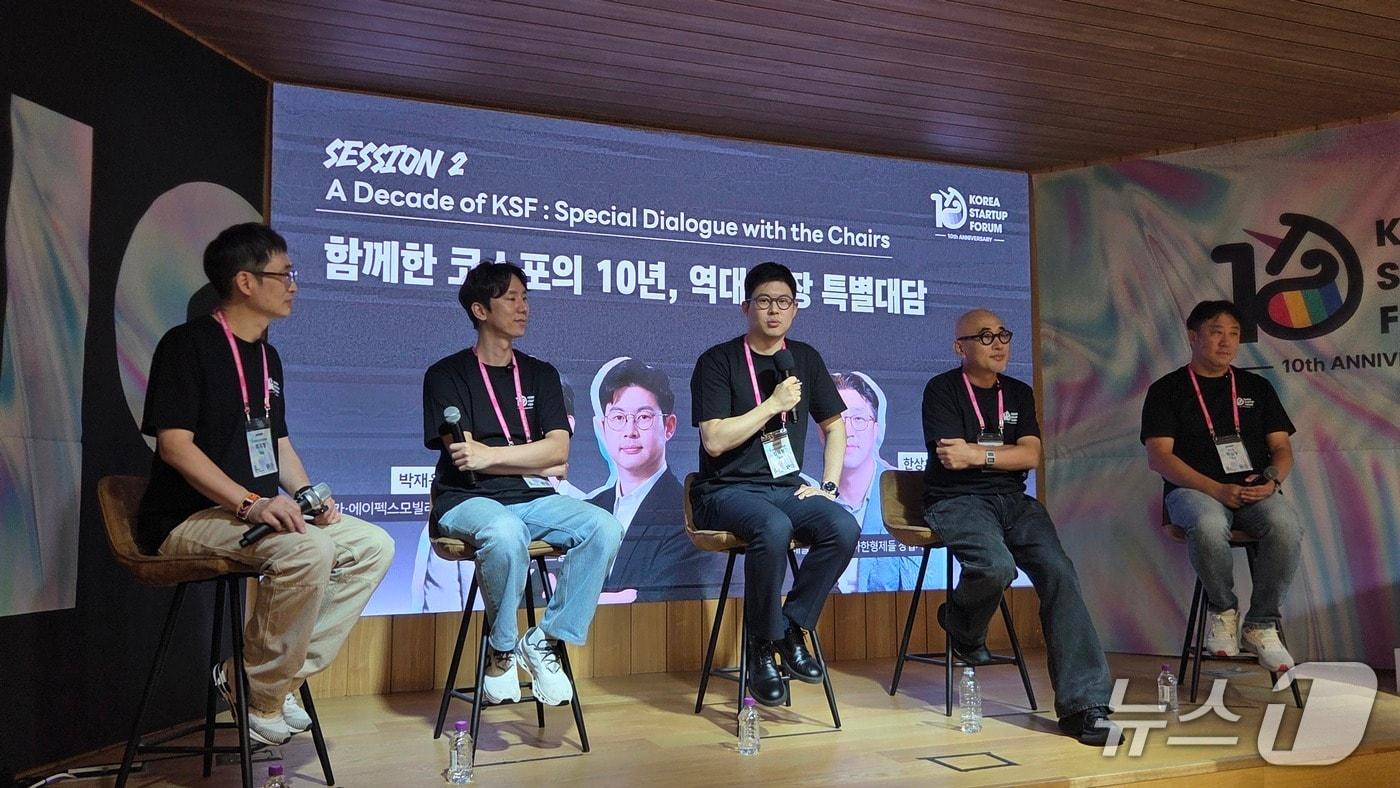 본문 이미지 - 왼쪽부터 최지영 코스포 대표, 박재욱 3대 의장(쏘카·에이펙스모빌리티 대표), 김재원 코스포 의장(엘리스그룹 대표), 김봉진 1대 의장(現 그란데클립 대표·우아한형제들 창업자), 한상우 4대 의장(위즈돔 대표)가 대담하고 있다. 2026.9.9 뉴스1 ⓒ News1 김민석 기자