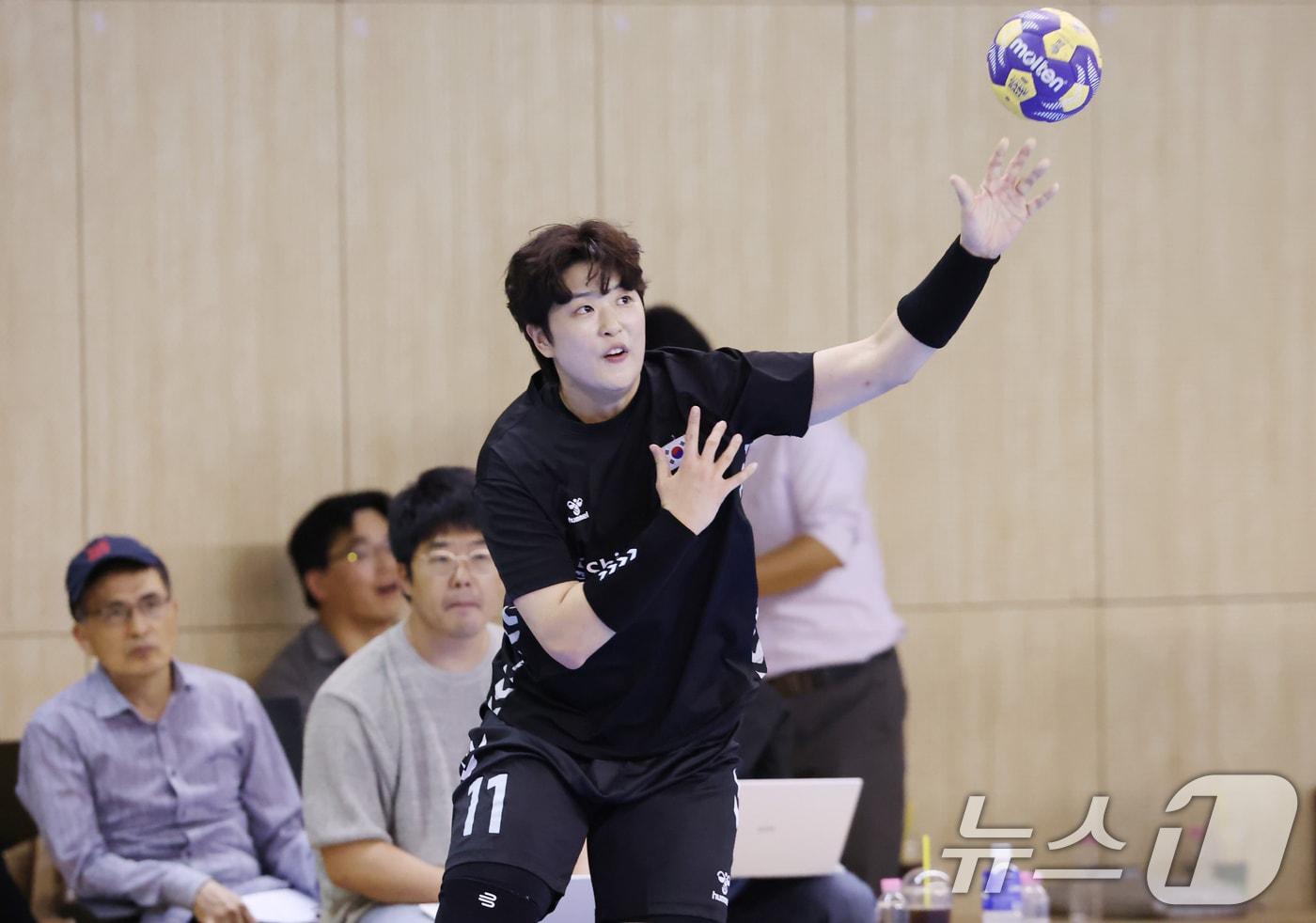 본문 이미지 - 9일 충북 진천선수촌에서 열린 2026 아이치-나고야 아시아경기대회 핸드볼 여자 국가대표팀 미디어데이에서 류은희가 훈련하고 있다. 2026.9.9 ⓒ 뉴스1 김민지 기자