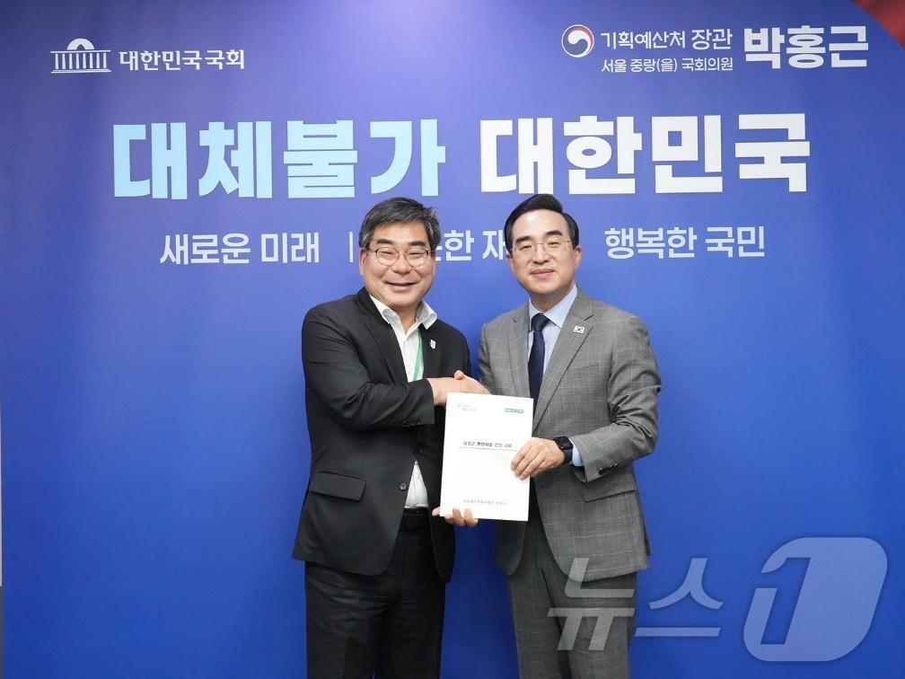 본문 이미지 - 박종원 전남광주통합특별시 담양군수가 박홍근 기획예산처 장관을 만나 지역 현안 예산 확보를 요청하고 있다.(담양군 제공. 재배포 및 DB 금지) 2026.9.9 ⓒ 뉴스1