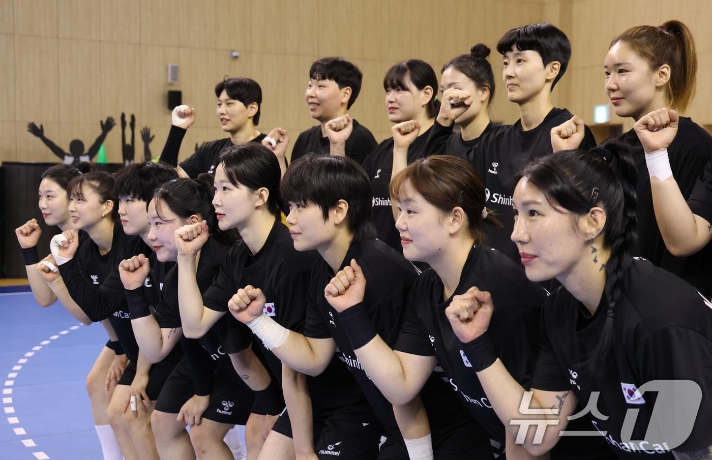 본문 이미지 - 9일 충북 진천선수촌에서 열린 2026 아이치-나고야 아시아경기대회 핸드볼 여자 국가대표팀 미디어데이에서 선수들이 훈련에 앞서 기념촬영을 하고 있다. 2026.9.9 ⓒ 뉴스1 김민지 기자