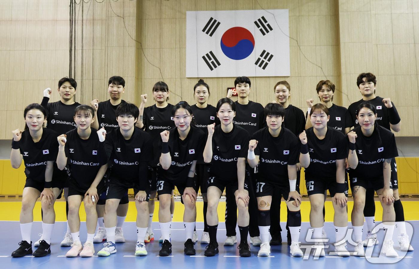 본문 이미지 - 9일 충북 진천선수촌에서 열린 2026 아이치-나고야 아시아경기대회 핸드볼 여자 국가대표팀 미디어데이에서 선수들이 훈련에 앞서 기념촬영을 하고 있다. 2026.9.9 ⓒ 뉴스1 김민지 기자
